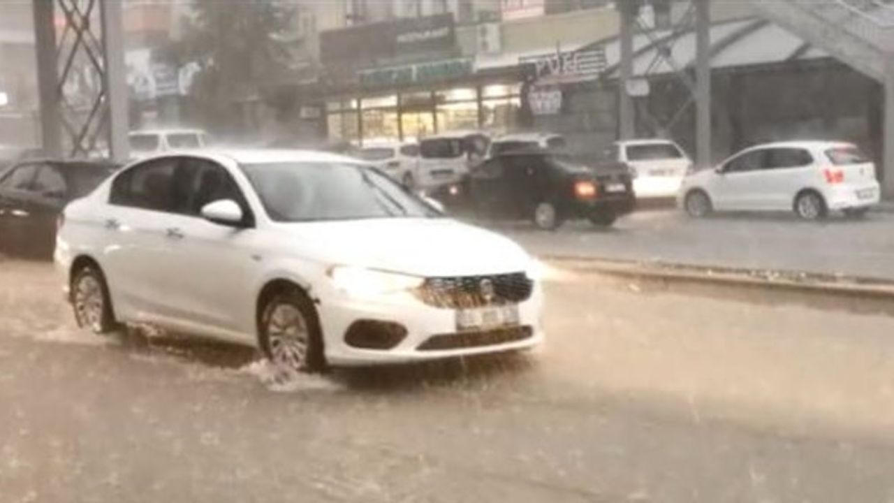 Ankara'da dolu yağışı etkili oluyor