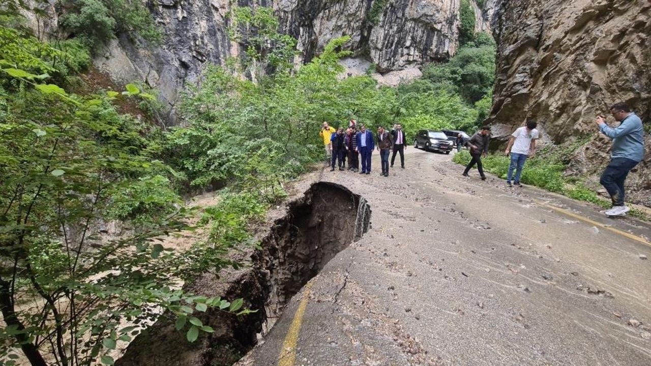 Karabük'te fazla yağışa dayanamayan yol çöktü
