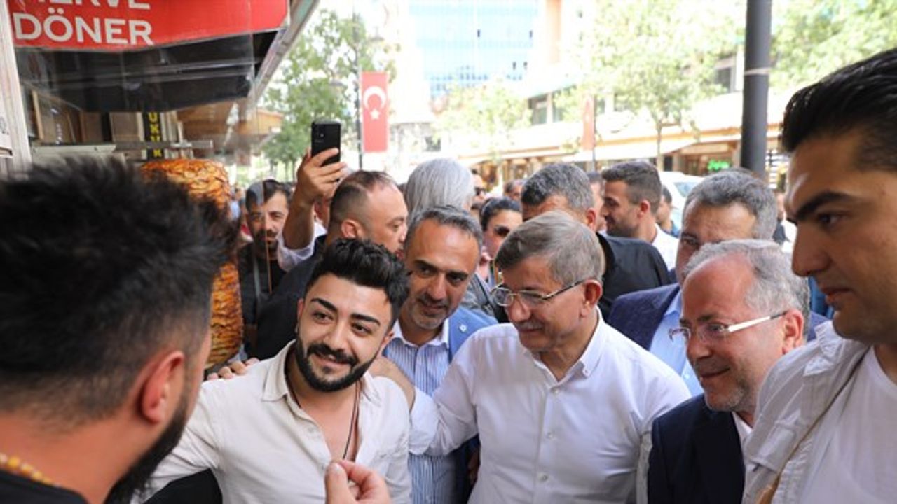 Davutoğlu, Diyarbakır'da gazetecilerle bir araya geldi, esnafı ziyaret etti