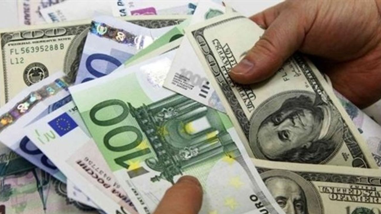 Dolar 17,30 TL'den euro 18,15 TL'den haftayı kapattı