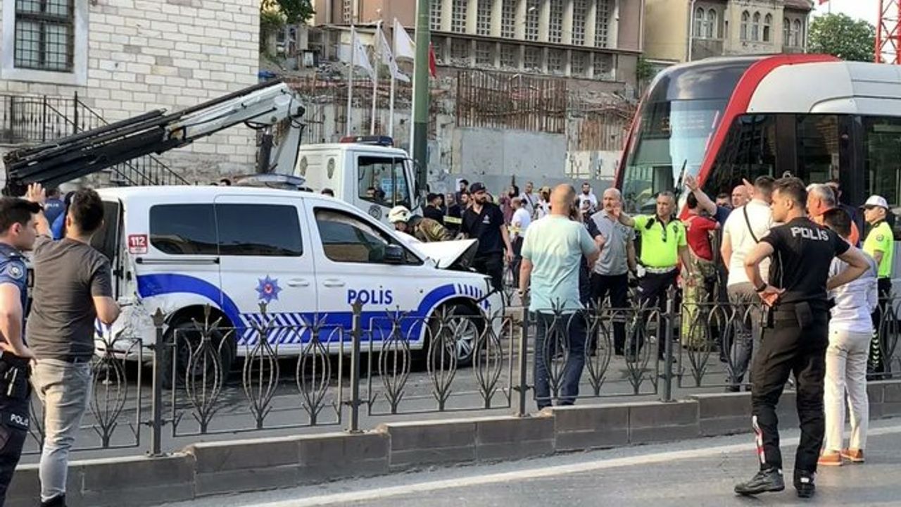 Fatih'te tramvay ile polis aracı çarpıştı