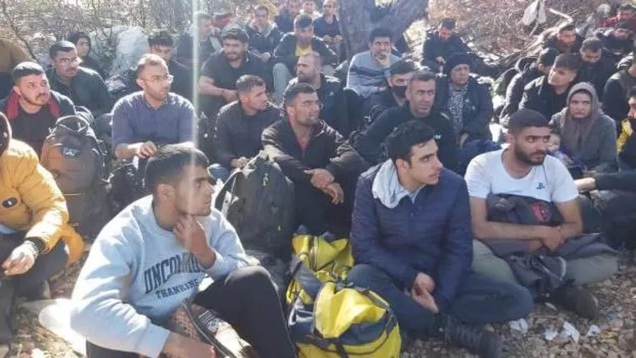 İstanbul'da şüphe üzerine durdurulan bir minibüsten 28 Afgan göçmen çıktı