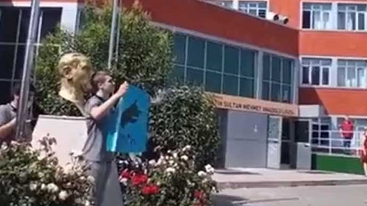 İzmir’de bir lisede, öğrenci İstiklal Marşı okunduğu sırada Göktürk bayrağı açınca okul müdür yardımcısı İstiklal Marşı’nı durdurdu.