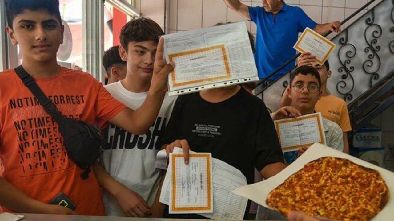 Antalya'da bir restoranda takdir alan öğrencilere lahmacun hediye edildi