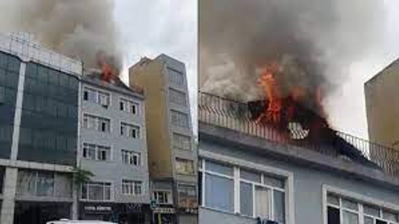 Beyoğlu'nda 4 katlı otelin çatısında yangın çıktı