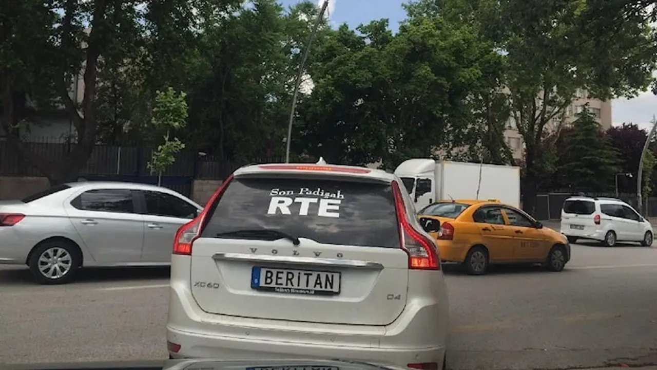 ‘Son padişah RTE’ yazan araçla TBMM’de gezen sürücüye tepki