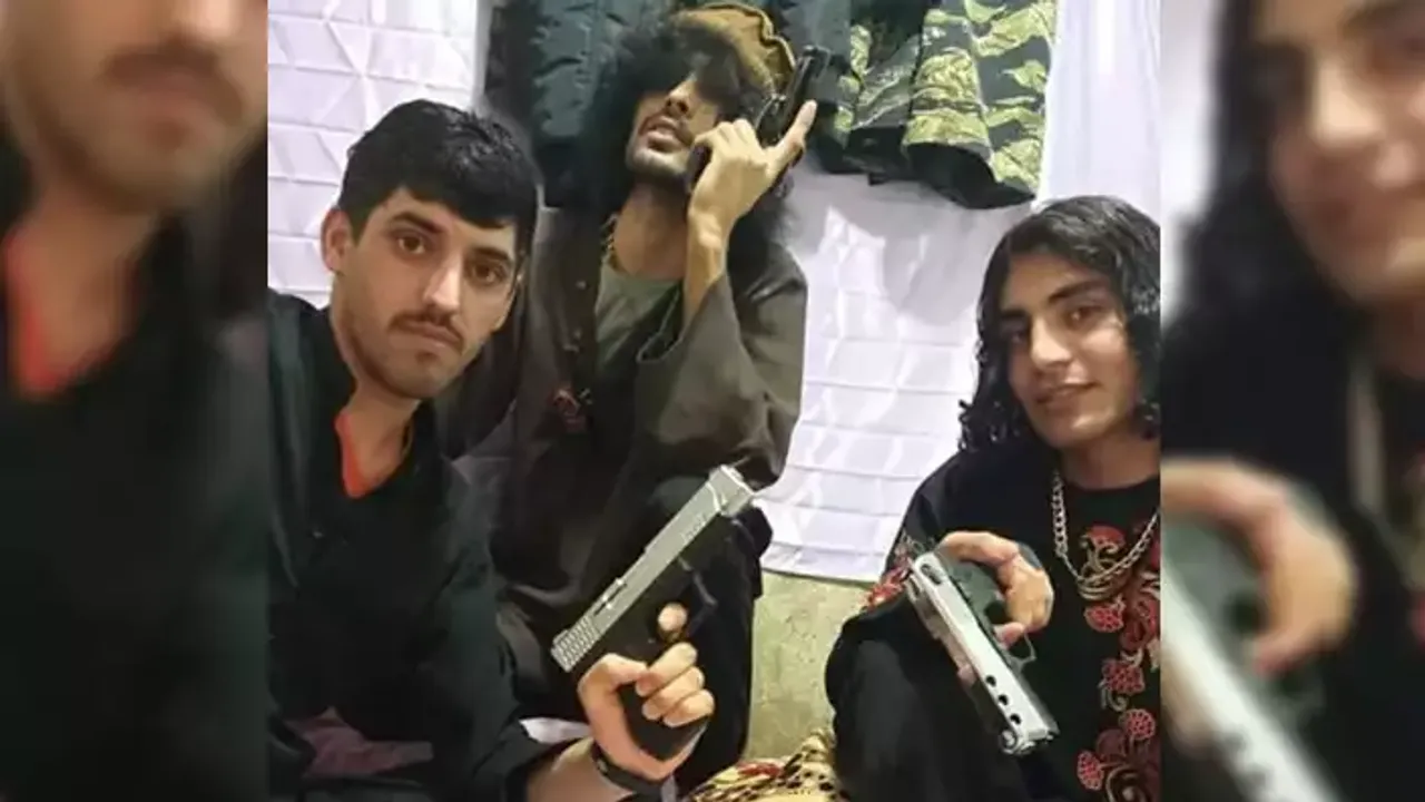 Silahla sosyal medyada fotoğraf paylaşan Afganlar tepki çekti