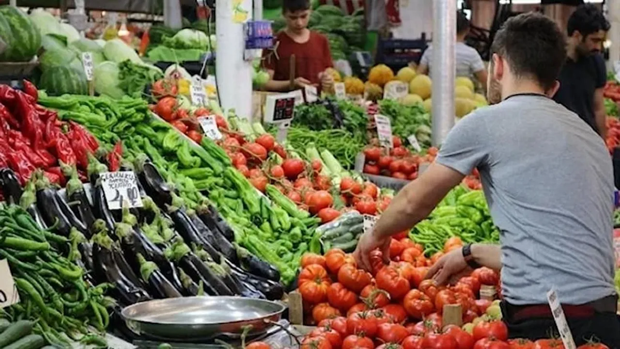 Temel gıda ürünlerine alarm takıldı, vatandaş pazarda çıktı ürünleri alıyor