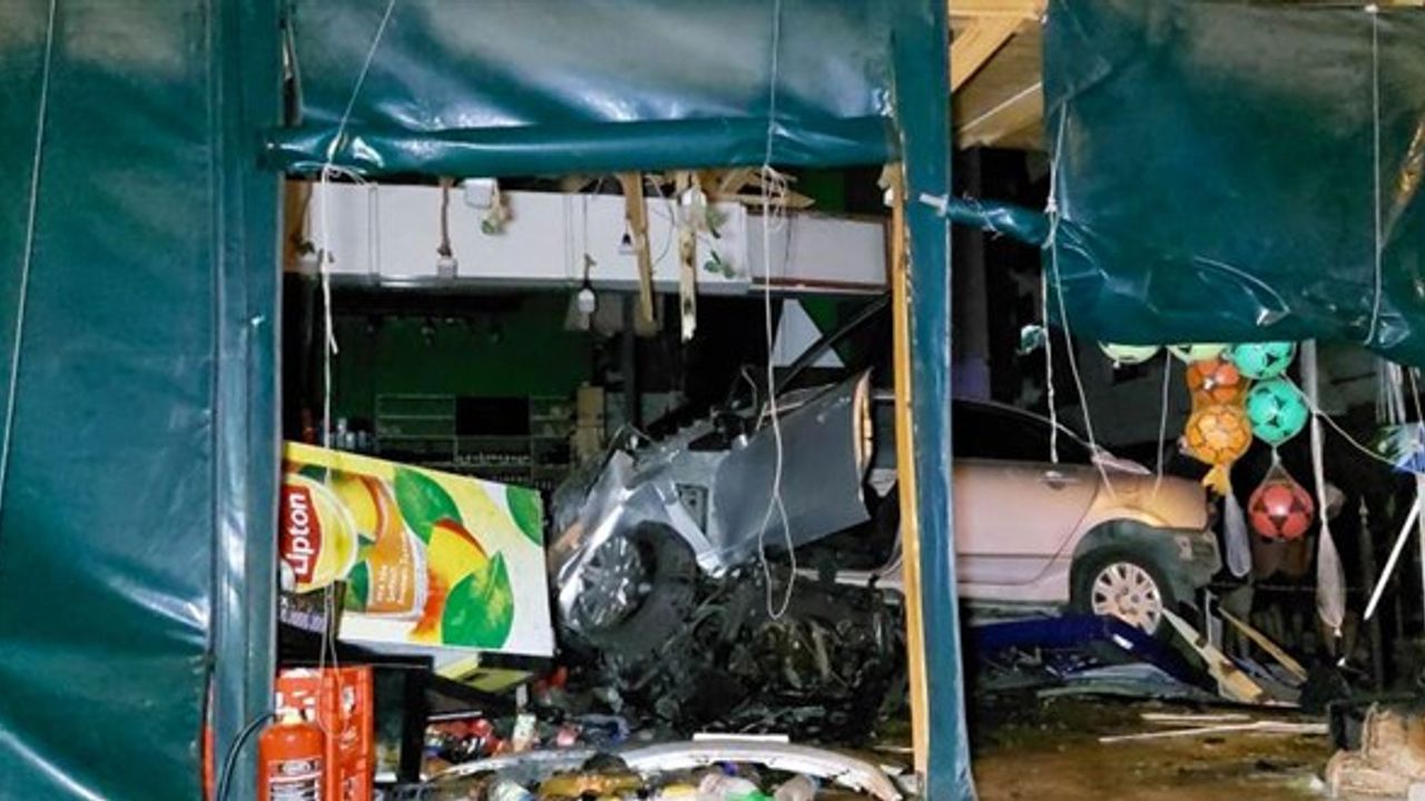 Samsun'da feci kaza 25 metre takla attı şarküteri dükkanına daldı: 2 ölü