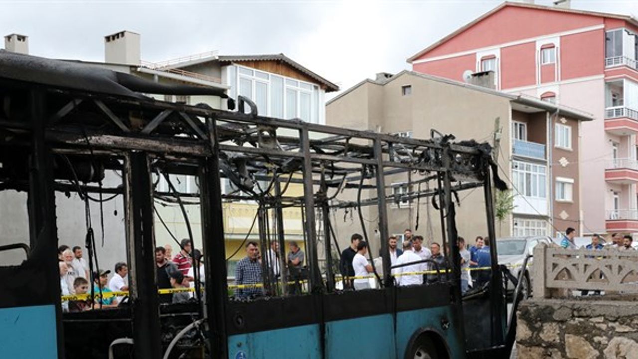 Park halindeki halk otobüsü aniden yandı