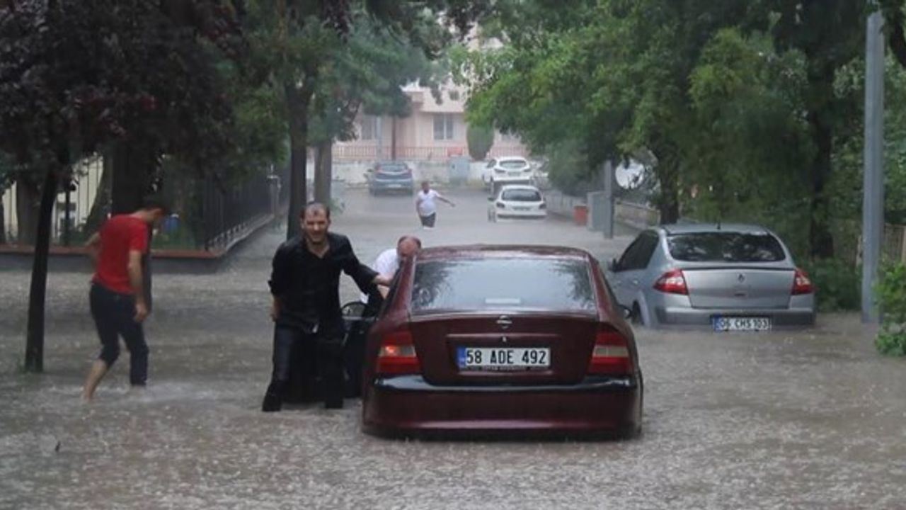Sivas'ta şiddetli yağış hayatı felç etti, bazı ev ve iş yerlerini su bastı