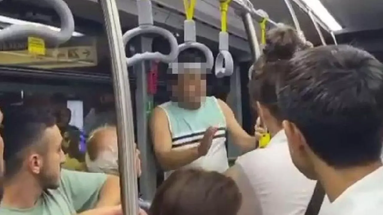 Metrobüsteki kadınların gizlice fotoğrafını çekerken yakalandı, vatandaşlar tepki gösterdi