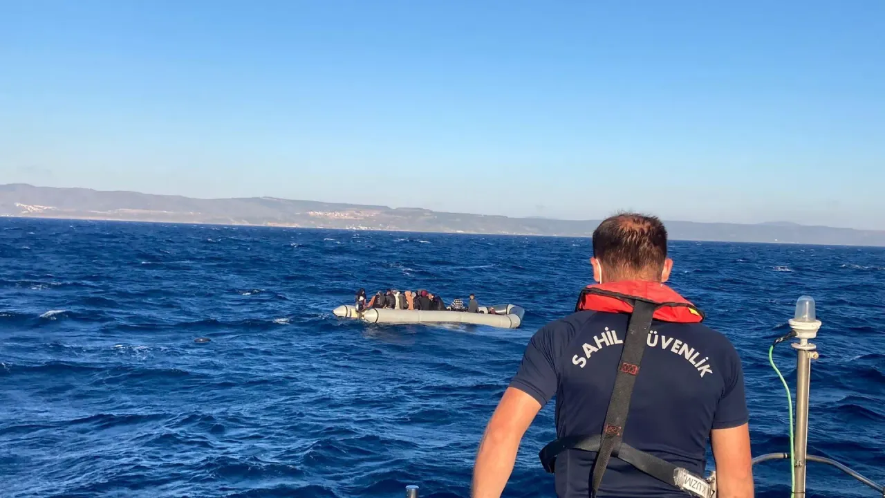 Yunan unsurlarınca Türk kara sularına itilen 49 göçmen kurtarıldı