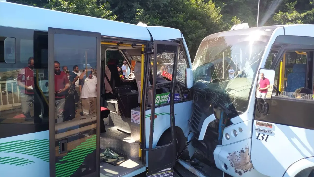 Rize'de korkutan dolmuş kazası! 17 kişi yaralandı
