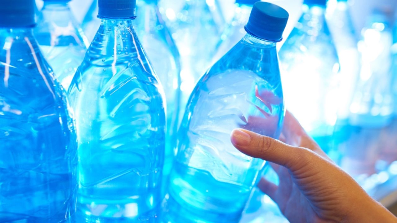 Endişe veren araştırma! Plastik şişedeki sularla 16 bin mikroplastik yutuyoruz