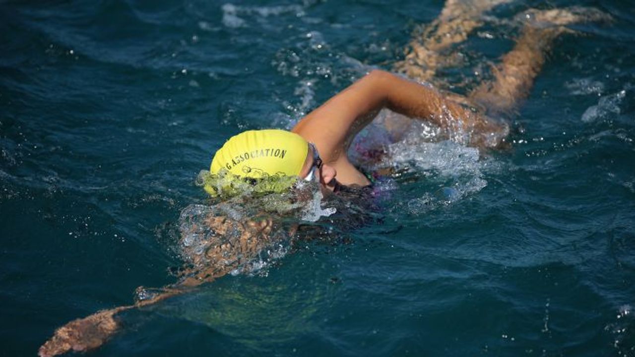 Aysu Türkoğlu Manş Denizi'ni geçen en genç Türk yüzücü oldu