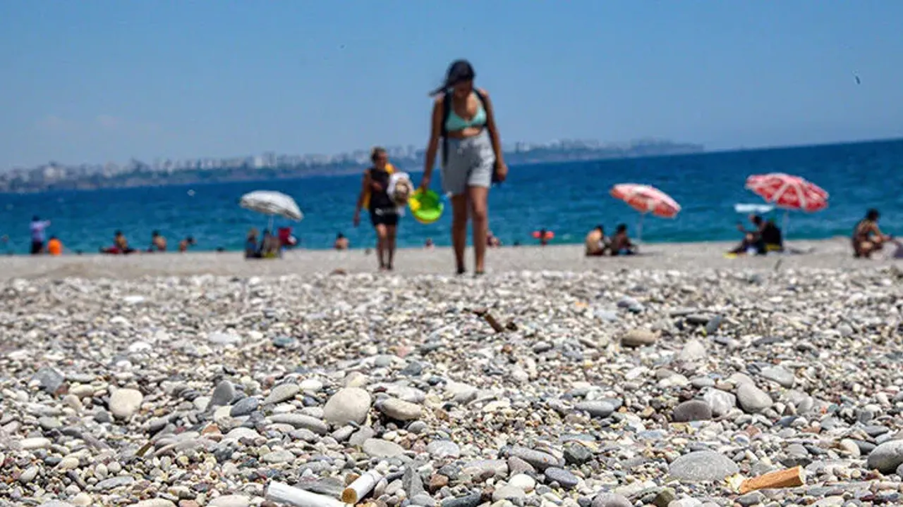 Antalya'da plajlar tatilcilerin izmaritleriyle doldu