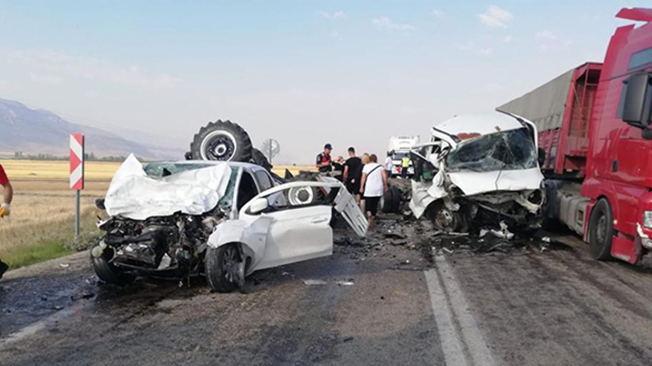 Afyonkarahisar'da gerçekleşen kaza sonucu 2 kişi hayatını kaybetti