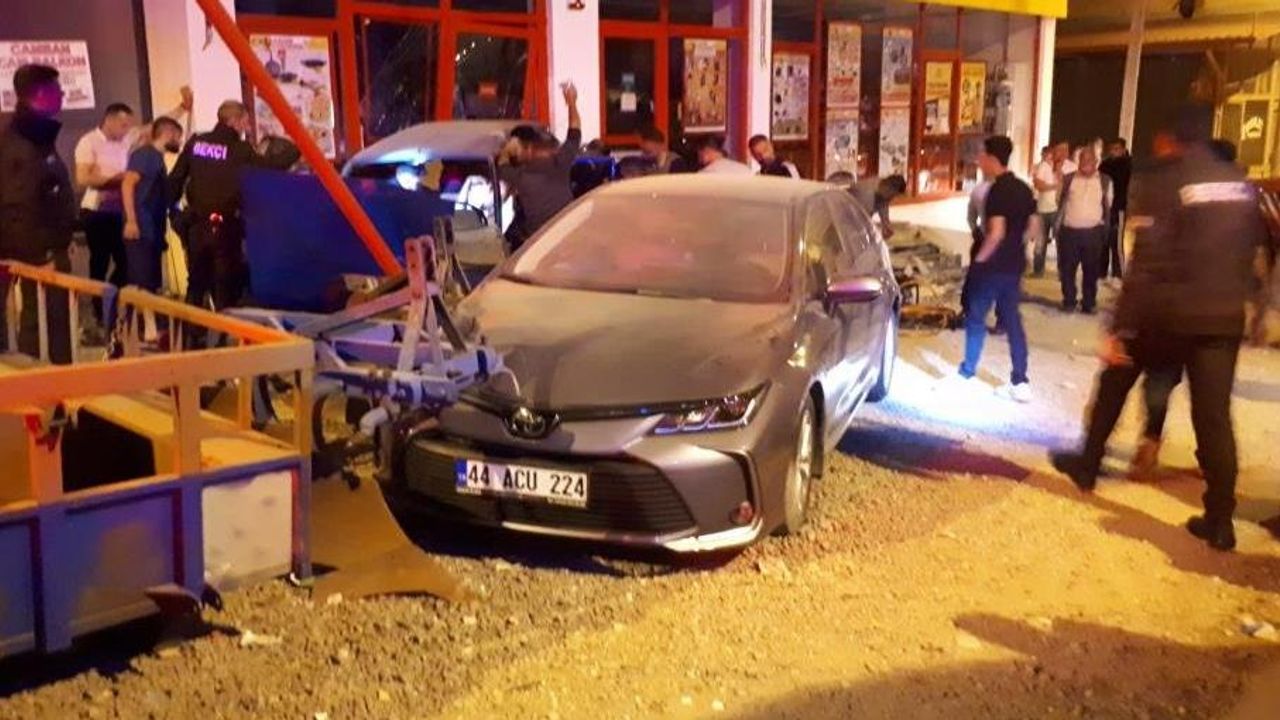 Kontrolden çıkan araç markete girdi: 2 kişi yaralandı