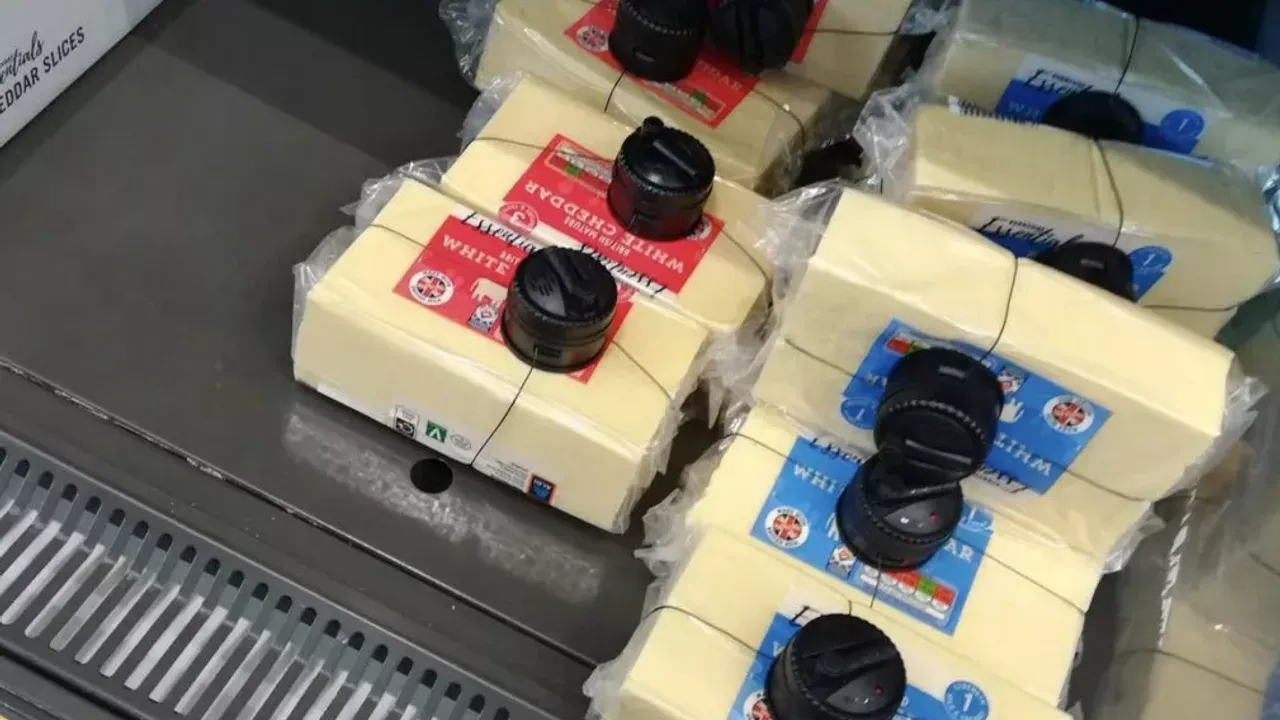 İngiltere'de süpermarkette inanılmaz görüntüler: Ürünlere kilit taktılar