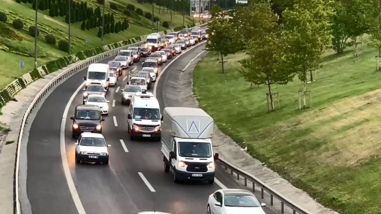 İstanbul'da Bayram için yola çıkanlar trafikte yoğunluk oluşturdu