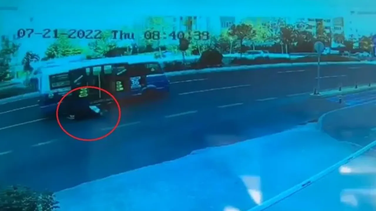 Ankara da kapısı açık minibüs faciası! Yere düşen kadın yaralandı