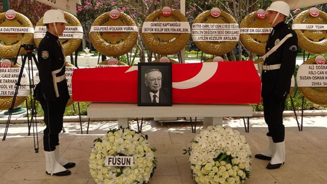 Eski Dışişleri Bakanı İlter Türkmen İstanbul'da defnedildi