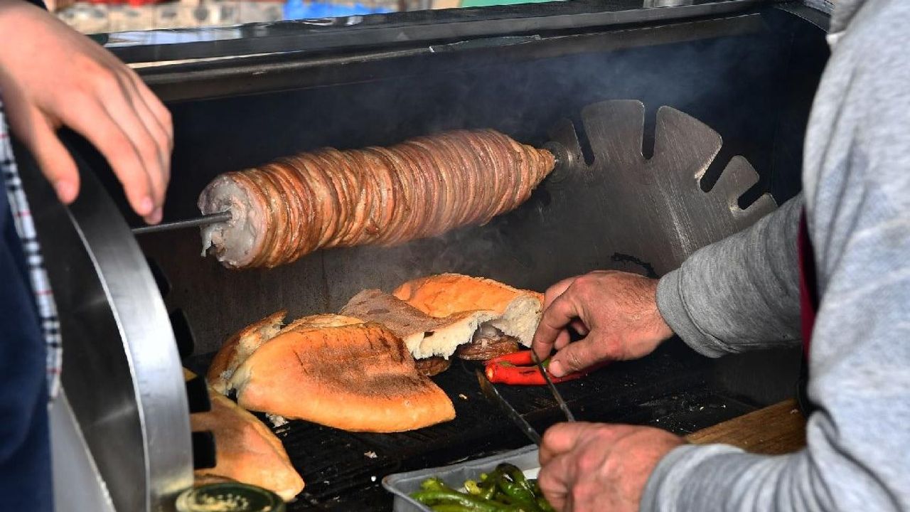 Yunanistan Türk mutfağını kendilerininmiş gibi göstermeye doymuyor: Şimdi de kokoreçi sahiplendiler