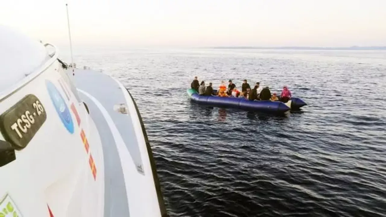Yunanistan'ın Türk sularına ittiği 54 göçmeni Türkiye kurtardı