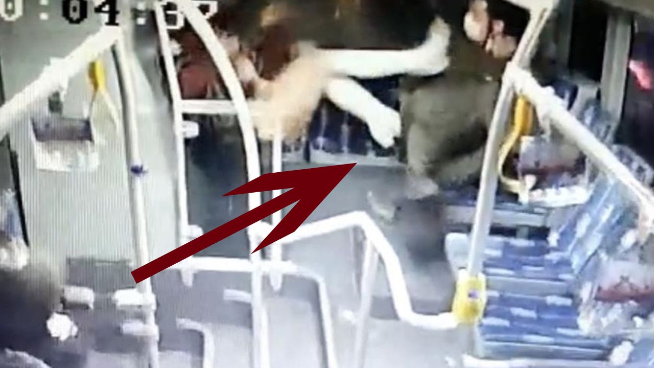 Metrobüste taciz edilen kadın tekmeler yağdırdı