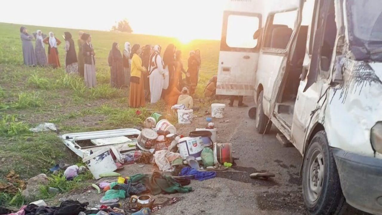 Mardin'de korkunç kaza! Tarım işçilerini taşıyan minibüs kaza yaptı: 2 kişi öldü, 17 kişi yaralandı