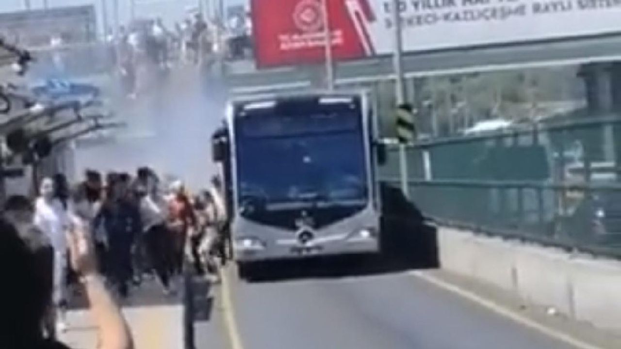 İstanbul'da seyir halindeki otobüs tutuştu
