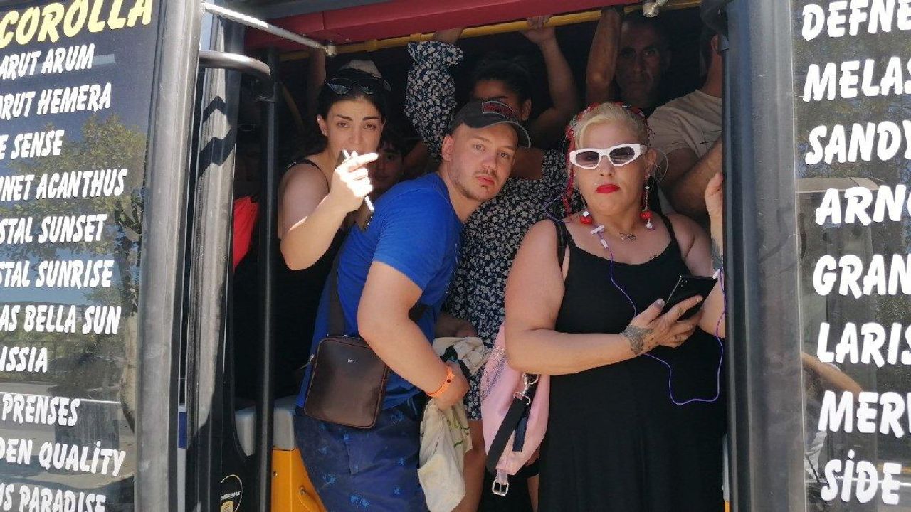 Antalya'da turist, kapasitesinden fazla yolcu taşıyan dolmuşta bayıldı