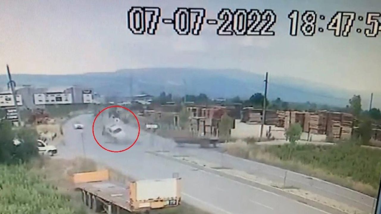 Bursa’da korkunç kaza: Ani manevrayla refüjdeki tabelaya çarpıp devrildi
