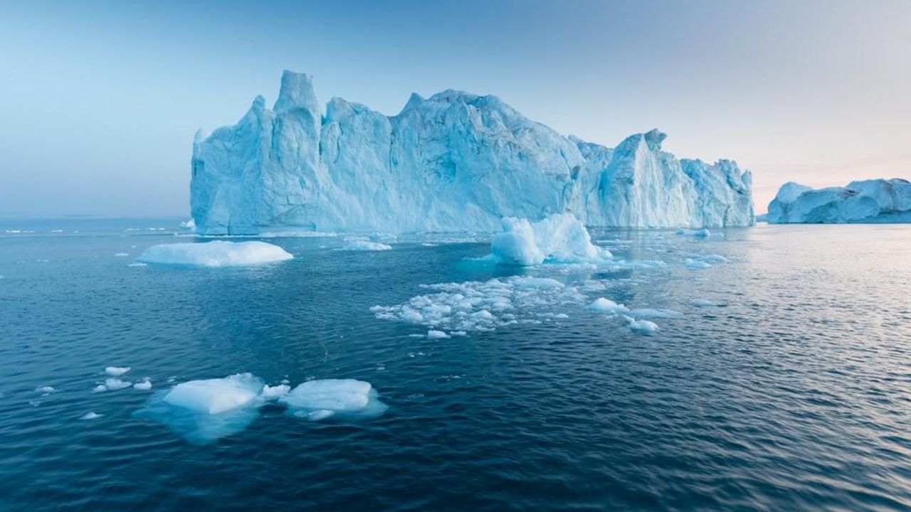 Küresel ısınmanın etkisi görülmeye devam ediyor! Grönland’de devasa buzul eridi