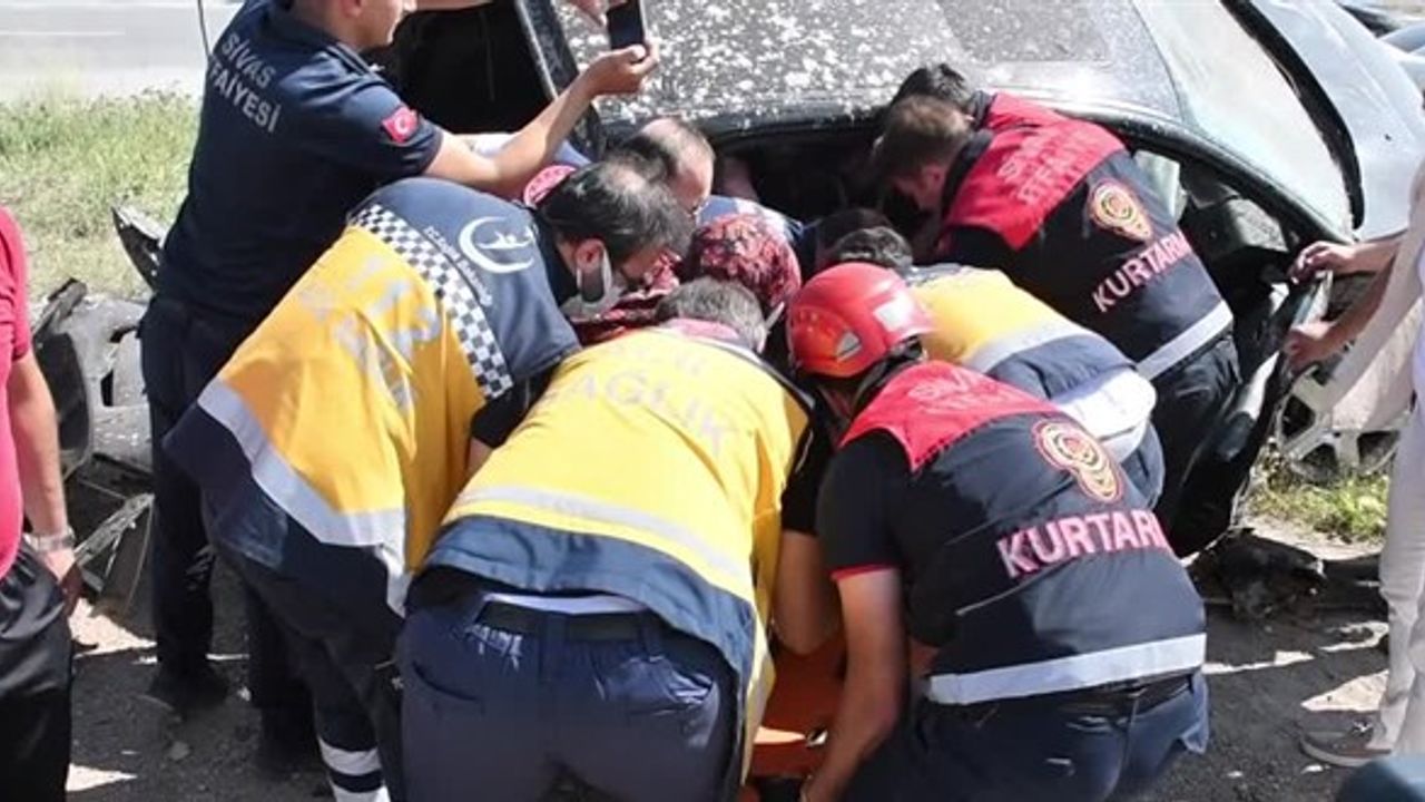 Sivas'ta otomobil devrildi:4 kişi yaralandı