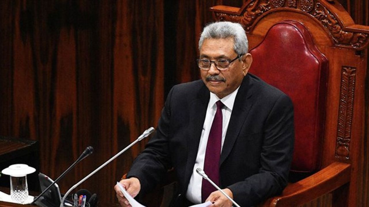 Sri Lanka'da Devlet Başkanı Rajapaksa ülkeyi terk etti
