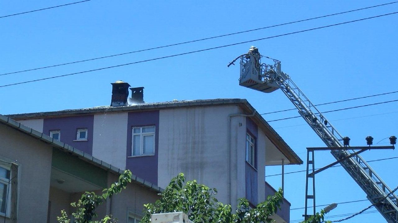 Sultanbeyli’de evin çatısı alev alev yandı!