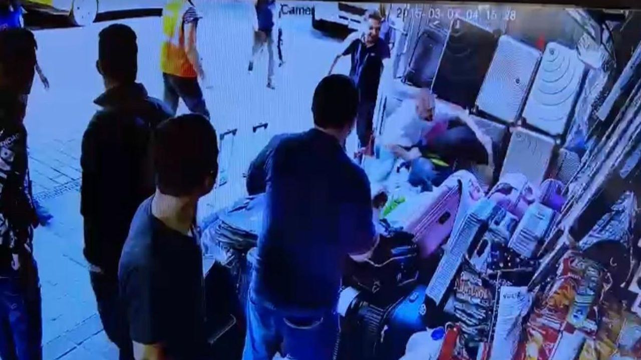Turistlerin valizlerini çalmaya çalışan şahıs tekme tokat dövüldü
