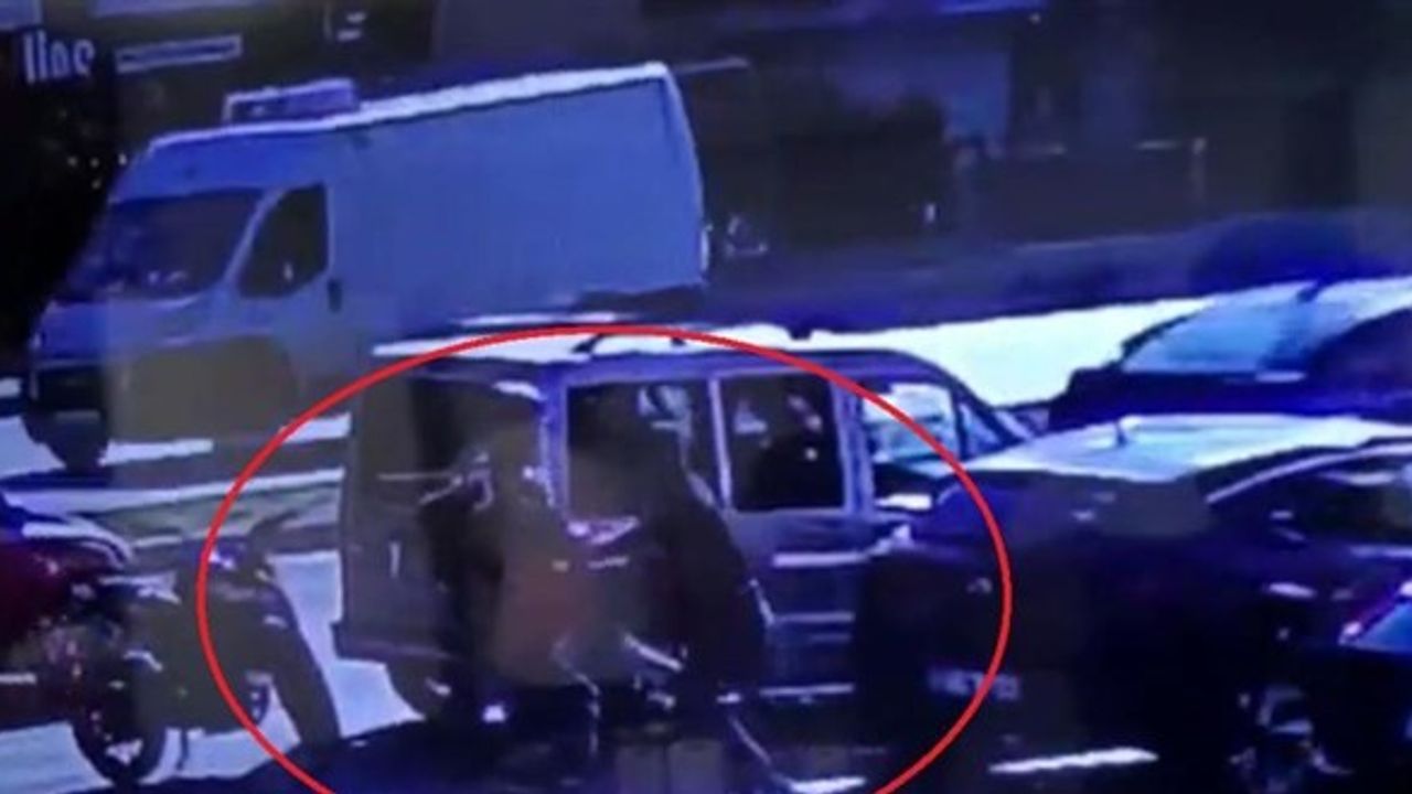 Trafikte yol verme tartışmasında polis memuru bıçaklandı: Olay anı kamerada