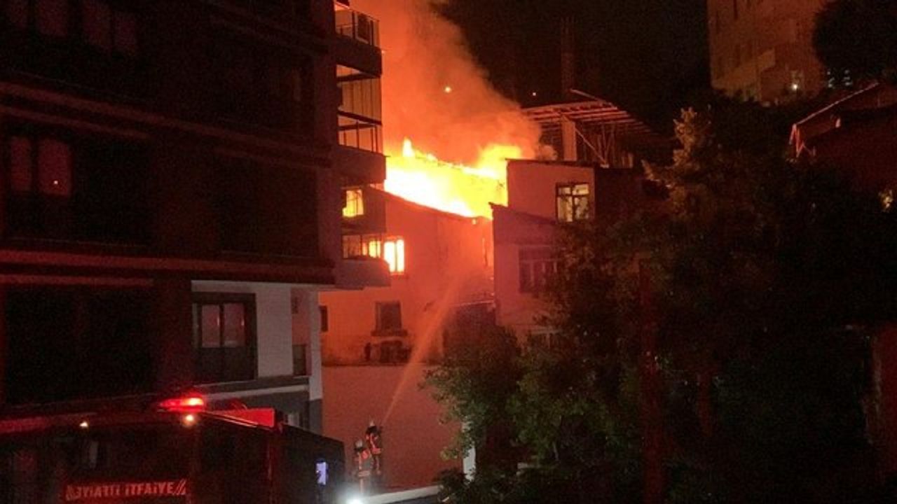 İstanbul'da iki katlı apartman alev alev yandı