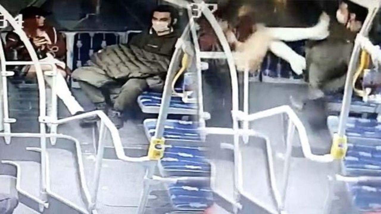Metrobüste taciz etmeye çalıştığı kadından tekme tokat dayak yedi