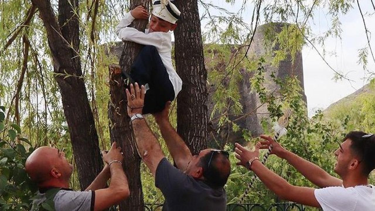 Sünnetten kaçan çocuk ağaca tırmandı