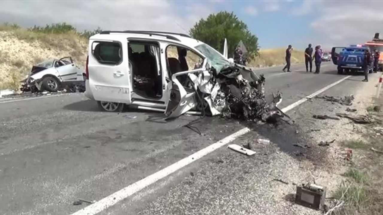 Yozgat'ta iki aracın çarpıştığı kazada 2 kişi öldü, 4 kişi yaralandı