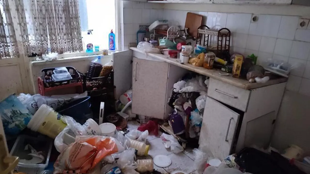 Ankara'da apartman dairesinden 1 kamyonet dolusu çöp çıktı: 'Kiracı şizofren' iddiası
