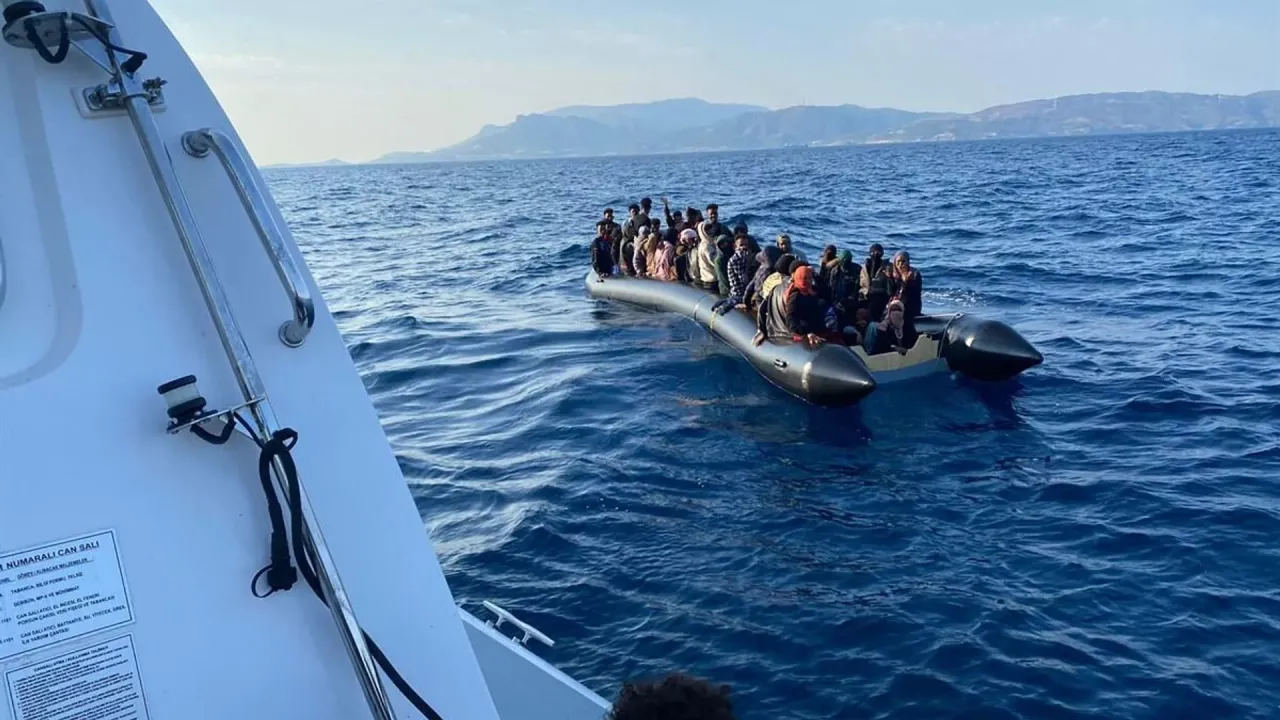 Yunanistan'ın Türk sularına ittiği 93 göçmen kurtarıldı