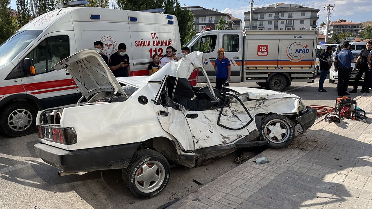 Aksaray'da feci kaza! Hurdaya dönen otomobil 2 kişiye mezar oldu