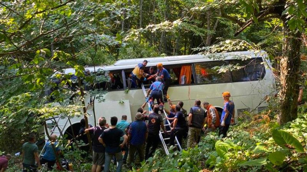 Bursa’da tur otobüsü şarampole yuvarlandı: 1 kişi öldü, 28 kişi yaralandı