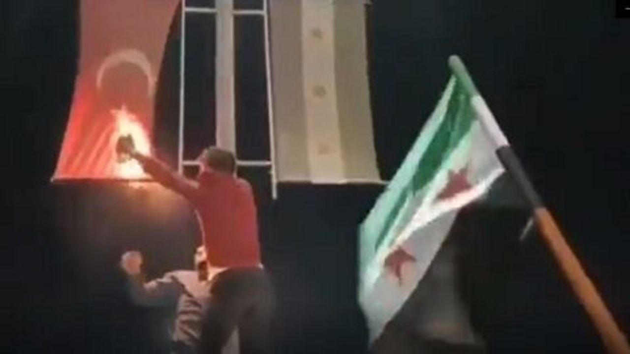 Suriye'den skandal görüntüler! Türk bayrağını yaktılar!