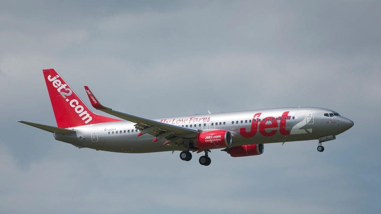 İngiltere'den Antalya'ya gelen uçağın pilotu bayılınca acil iniş yapıldı